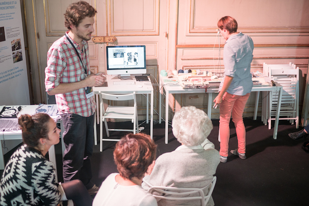 Présentation du tricodeur pendant la semaine digitale dans les salons de la mairie de Bordeaux.