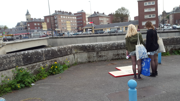 Personnes devant les dalles du parcours