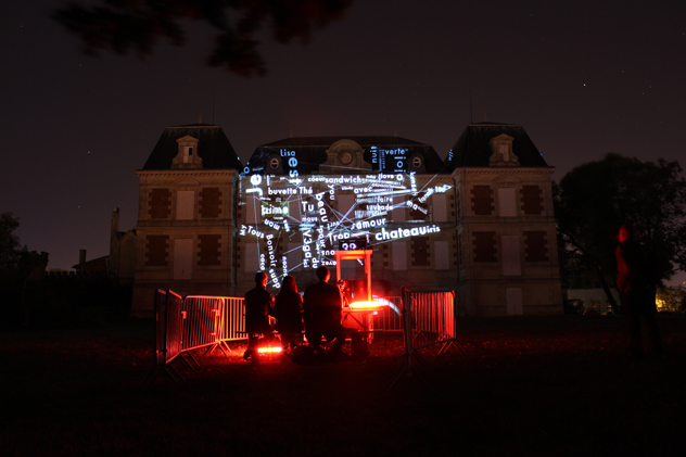 Expression installation interactive d'envoi de sms pour la Nuit Verte pour la biennale Panoramas