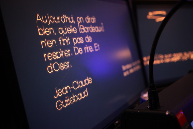 Osez Bordeaux animation fond de scène citations écritures lumineuses sur écran géant 