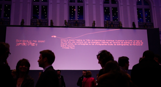 Osez Bordeaux animation fond de scène de citations écritures lumineuses sur écran géant 